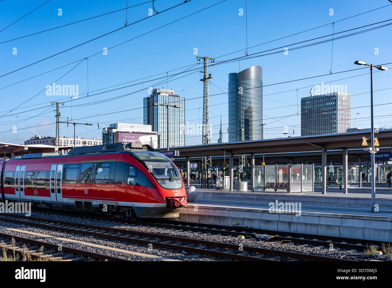 Die Skyline des Dortmunder Stadtzentrums, vom Hauptbahnhof aus gesehen, Regionalzug RB43, Nordrhein-Westfalen, Deutschland Stockfoto