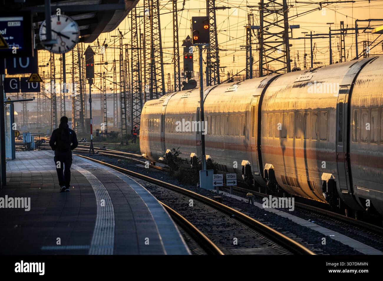 Dortmund Hauptbahnhof, ICE-Zug am Bahnsteig, Nordrhein-Westfalen, Germanyd Stockfoto