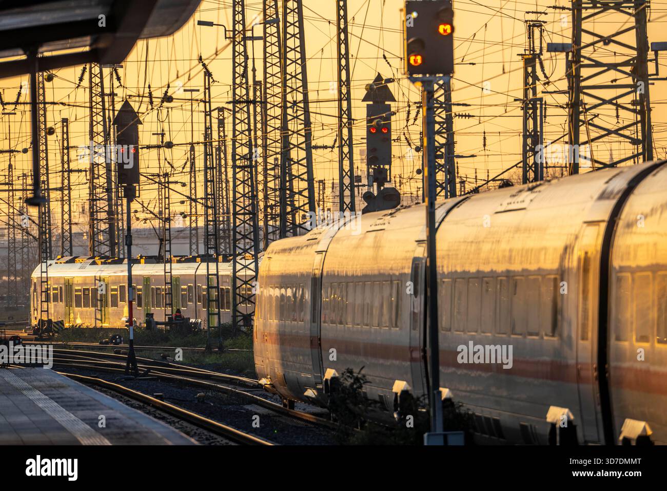 Dortmund Hauptbahnhof, ICE-Zug am Bahnsteig, Nordrhein-Westfalen, Germanyd Stockfoto