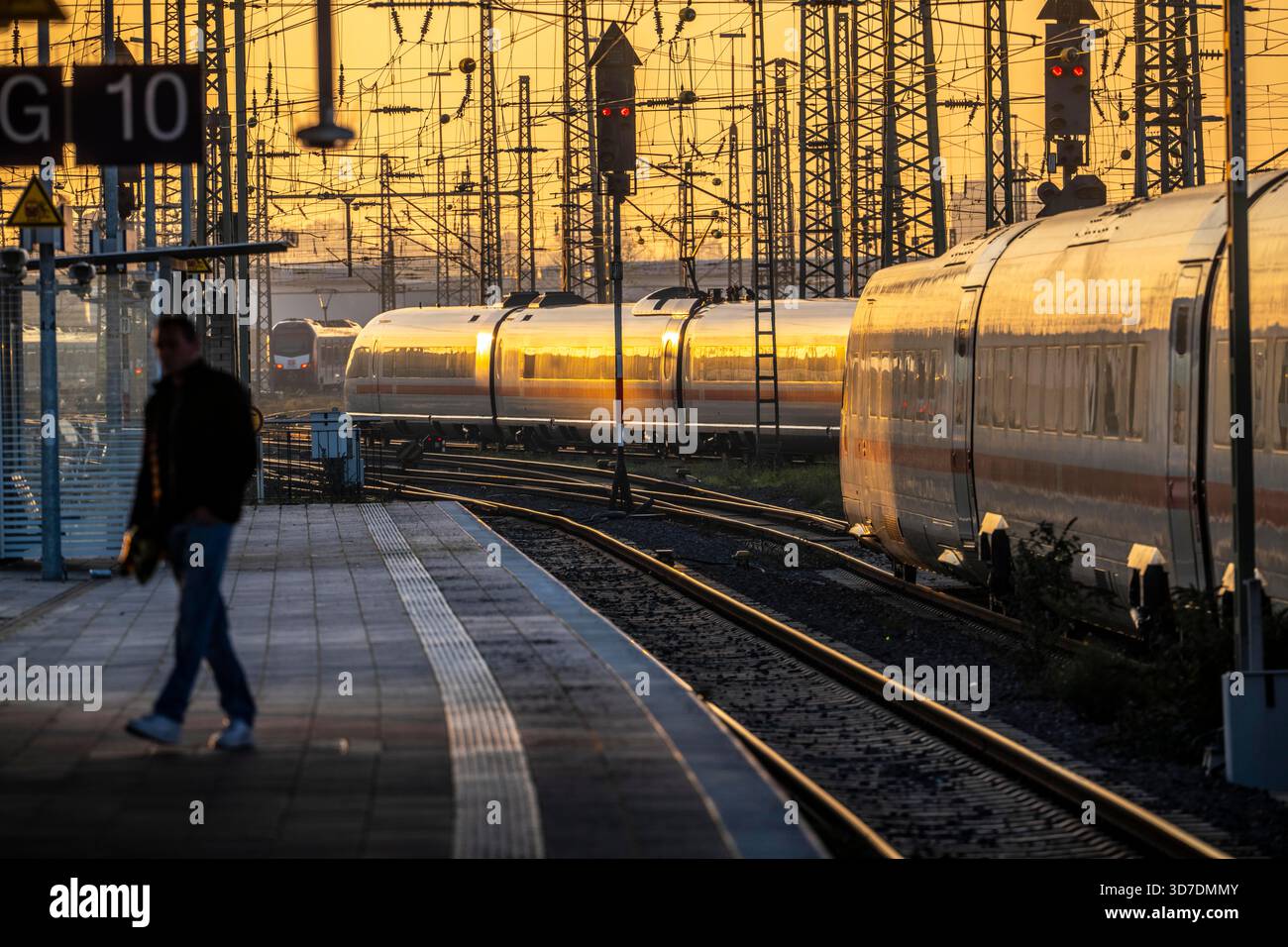 Dortmund Hauptbahnhof, ICE-Zug am Bahnsteig, Nordrhein-Westfalen, Germanyd Stockfoto
