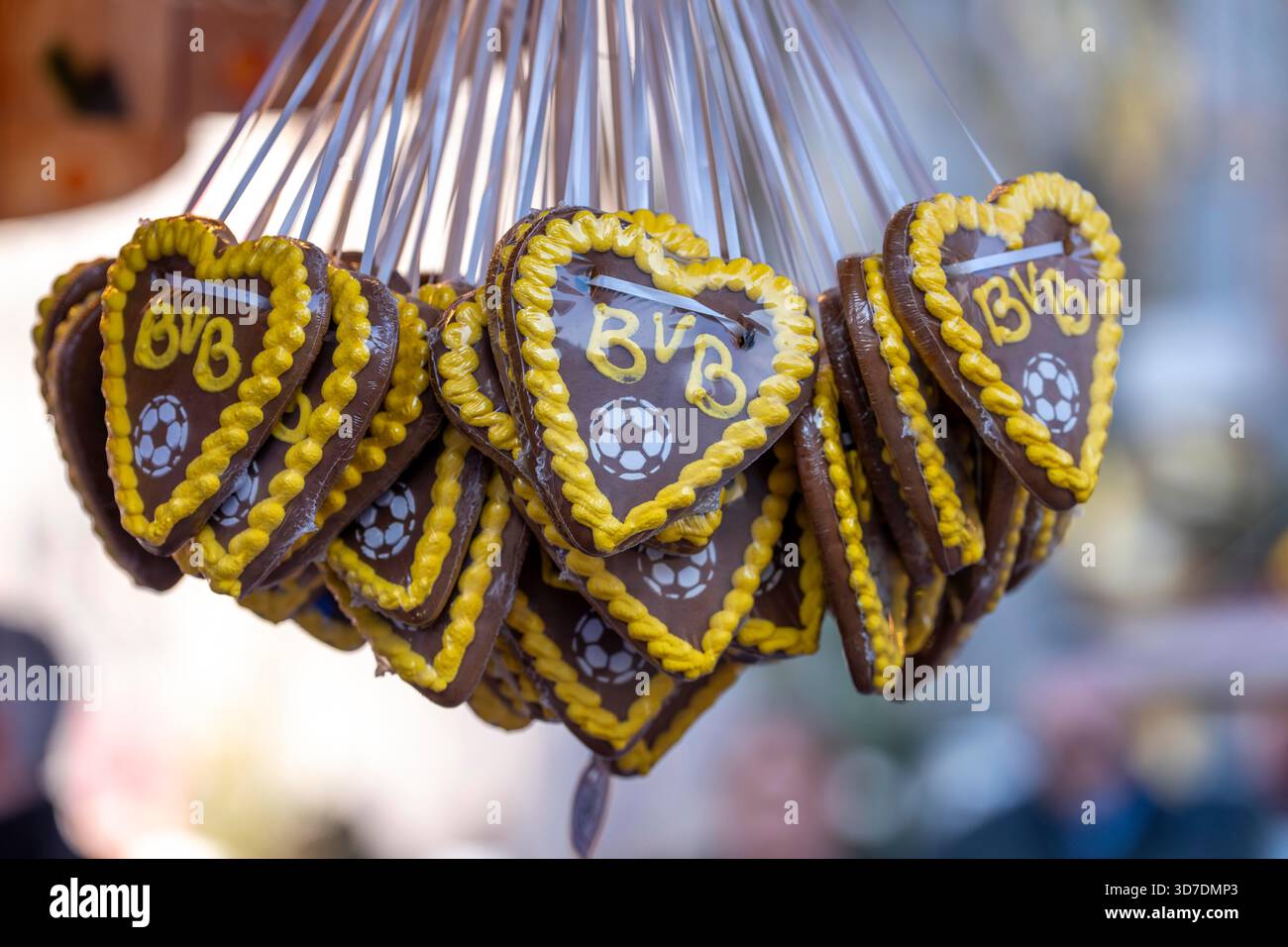Lebkuchenherzen auf dem Weihnachtsmarkt mit dem Logo des Bundesliga-Fußballvereins BVB 09 Borussia Dortmund, Nordrhein-Westfalen Stockfoto