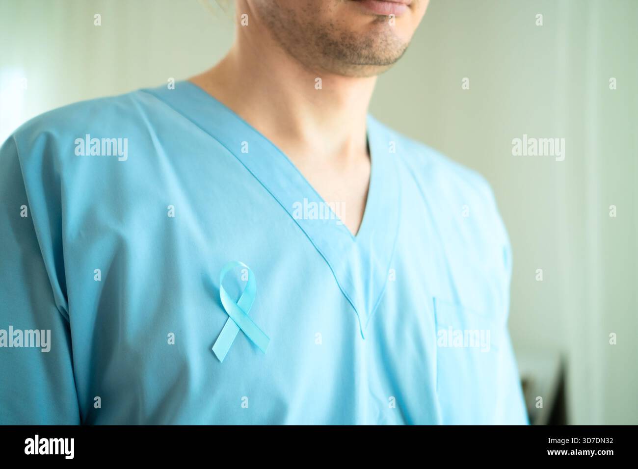 Nahaufnahme eines männlichen Arztes mit medizinischer Uniform mit blauem Satinband. November Prostatakrebs Awareness Monatskonzept, Prävention, Früherkennung und onkologische Behandlung. Stockfoto