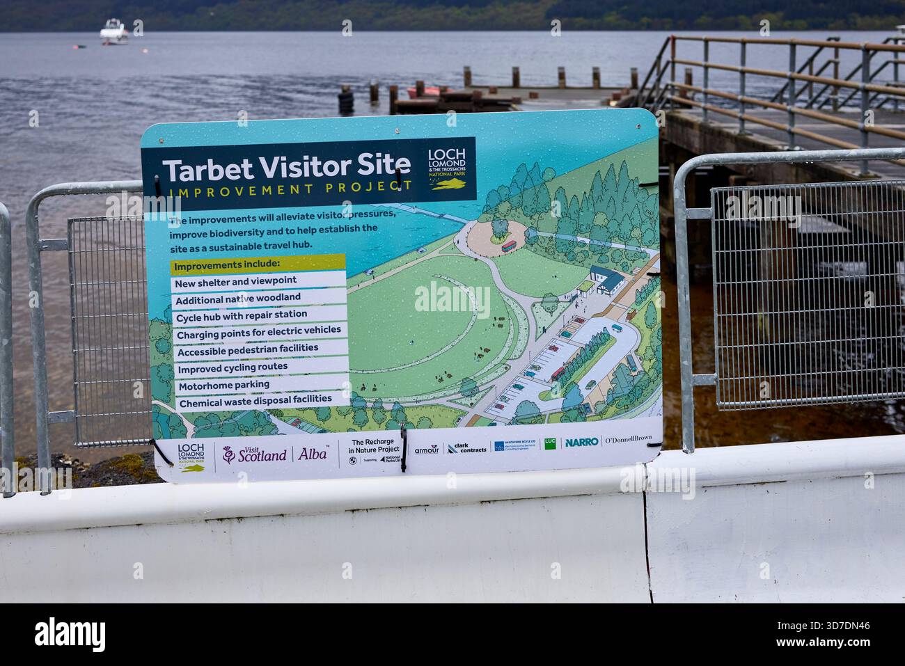 Tarbet, Argyll und Bute, Schottland, Großbritannien. April 2025. Zeichen des Plans für die neue Tarbet-Besucherseite in Tarbet am Loch Lomond Stockfoto