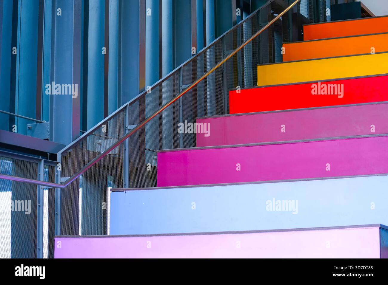 Bunte mehrfarbige Treppen, warme Farbabstufungen, verschiedene Stufen. Stockfoto