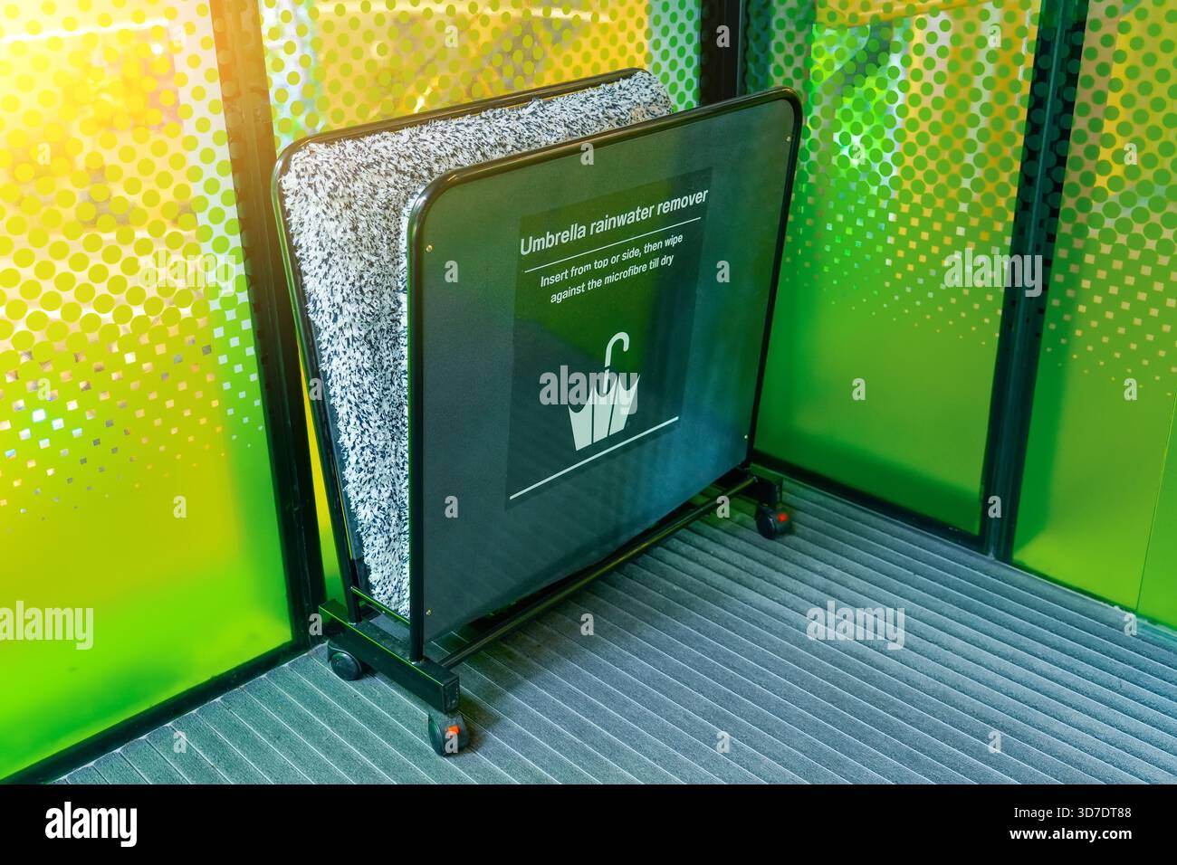 Regenschirm-Trockenregal am Eingang zu einer öffentlichen Einrichtung, für Besucher mit nassen Regenschirmen, Lager- und Trockenraum. Stockfoto