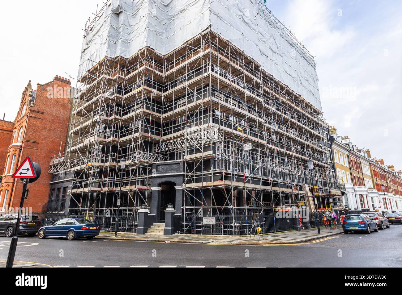 Baustelle mit umfangreichem Gerüst in der Stadt. London, UK, 28. Oktober 2023 Stockfoto