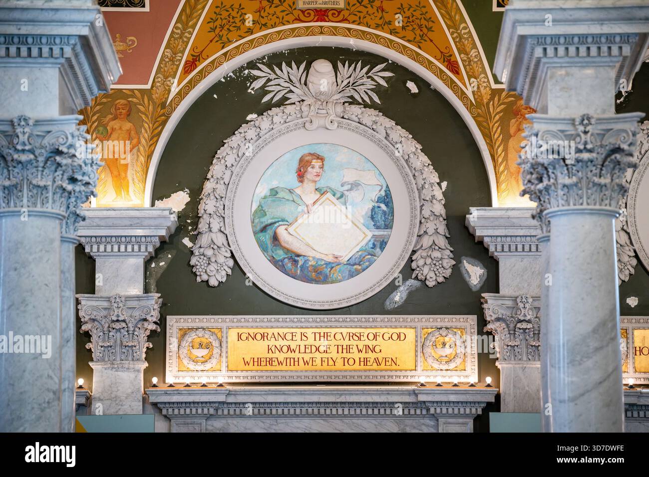 WASHINGTON DC – die große Halle der Kongressbibliothek Thomas Jefferson Building zeigt das Gemälde menschliches Verständnis von Kenyon Cox, das Teil seiner Serie Evolution of the Book ist. Darunter steht ein Zitat von William Shakespeare: "Unwissenheit ist der Fluch Gottes, Wissen der Flügel, mit dem wir in den Himmel fliegen." Dieses kunstvoll verzierte Beaux-Arts-Interieur, das 1897 fertiggestellt wurde, ist mit Marmorsäulen, komplizierten Wandmalereien und symbolischer Kunst geschmückt. Das Jefferson Building ist das älteste Gebäude der Library of Congress und ein bedeutendes Wahrzeichen in Washington D.C., USA. Stockfoto