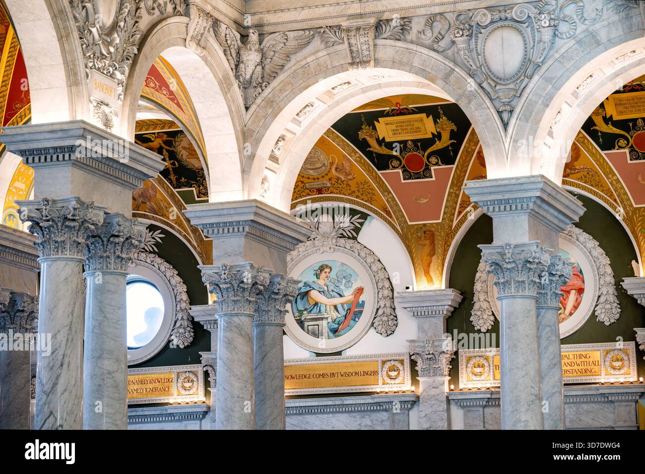 WASHINGTON DC – die große Halle der Library of Congress Jefferson Building zeigt eine aufwendige italienische Renaissance-Architektur mit Marmorbögen, korinthischen Säulen und komplizierten Schnitzereien. Lebendige Wandgemälde und dekorative Medaillons mit allegorischen Figuren und Inschriften, darunter eine Widmung an George Bancroft, zieren das Innere. Das 1897 fertiggestellte Gebäude ist das älteste der Library of Congress Structures und ein bedeutendes Beispiel für Beaux-Arts-Design in den Vereinigten Staaten. Sie dient als nationale Hommage an das Lernen und die Kultur. Stockfoto
