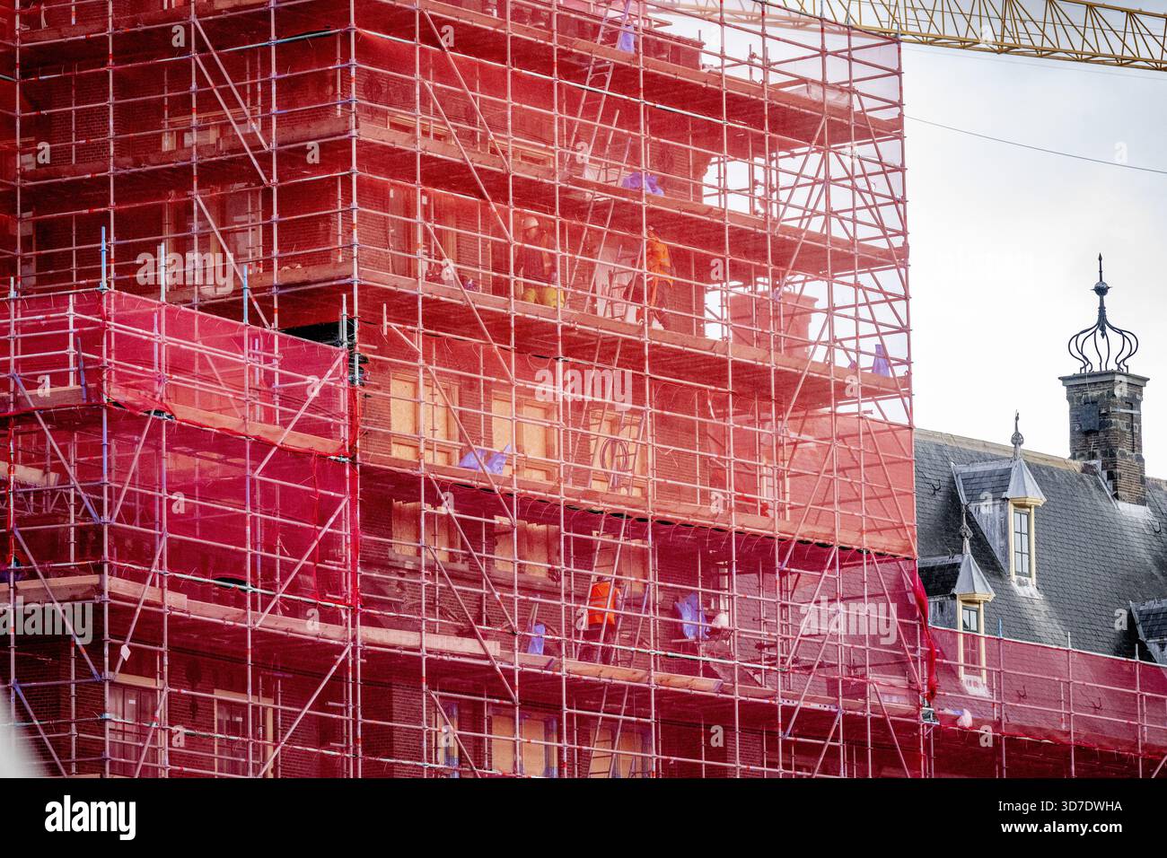 DEN HAAG - Renovierung des Binnenhof in den Haag. Der Binnenhof wird seit dem 1. Oktober 2021 renoviert. Ziel ist es, die Gebäude, einschließlich der Gebäude, die den Senat und das Repräsentantenhaus beherbergen, zukunftssicher zu machen. Die Renovierung des Binnenhof in den Haag wird wieder teurer. ANP /HOLLANDSE HOOGTE /ROBIN UTRECHT niederlande Out - belgien Out Stockfoto