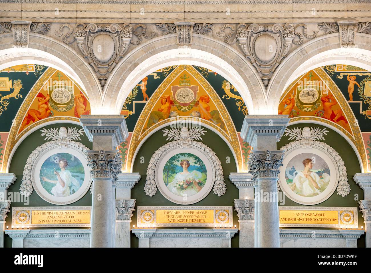 WASHINGTON DC – kunstvolle architektonische Details wie Marmorbögen, kannelierte Säulen und dekorative Wandmalereien sind in der Great Hall of the Library of Congress Thomas Jefferson Building zu sehen. Das Bild zeigt allegorische Gemälde innerhalb der Bogenspandrels und kreisförmige Porträts von Frauen darunter, begleitet von eingeschriebenen philosophischen Zitaten. Diese komplizierten Dekorationen sind ein Markenzeichen des 1897 fertiggestellten Beaux-Arts-Gebäudes. Die große Halle dient als großer Eingang zur ältesten bundesstaatlichen Kulturinstitution. Es befindet sich auf dem Capitol Hill in Washington, D.C. Stockfoto