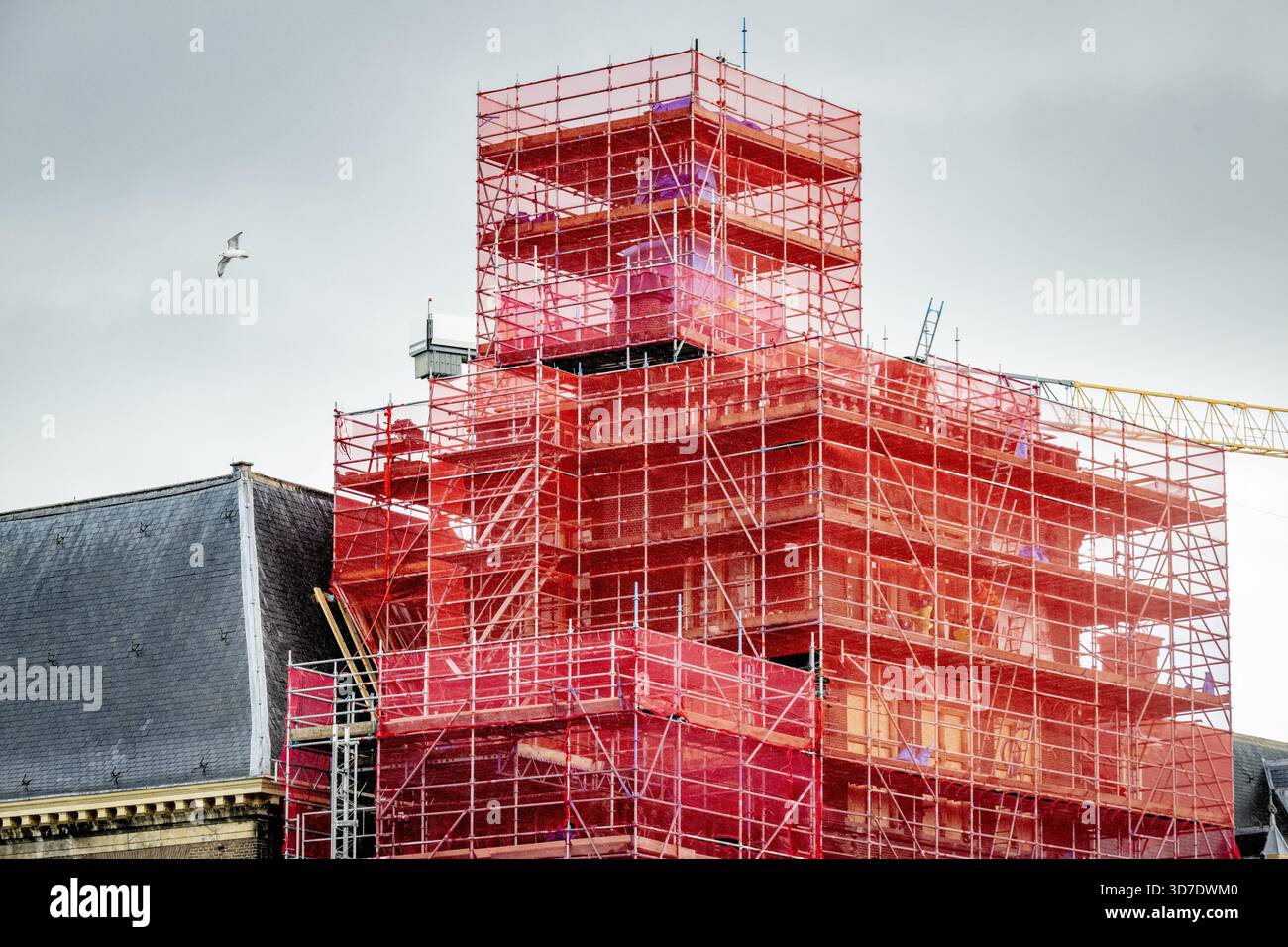 DEN HAAG - Renovierung des Binnenhof in den Haag. Der Binnenhof wird seit dem 1. Oktober 2021 renoviert. Ziel ist es, die Gebäude, einschließlich der Gebäude, die den Senat und das Repräsentantenhaus beherbergen, zukunftssicher zu machen. Die Renovierung des Binnenhof in den Haag wird wieder teurer. ANP /HOLLANDSE HOOGTE /ROBIN UTRECHT niederlande Out - belgien Out Stockfoto