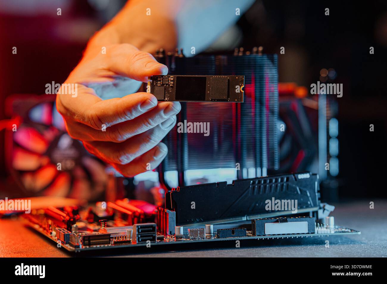 SSD M2 Disk close up mit selektivem Fokus auf die Schnittstelle. Auf dunklem Hintergrund mit Reflexion Stockfoto