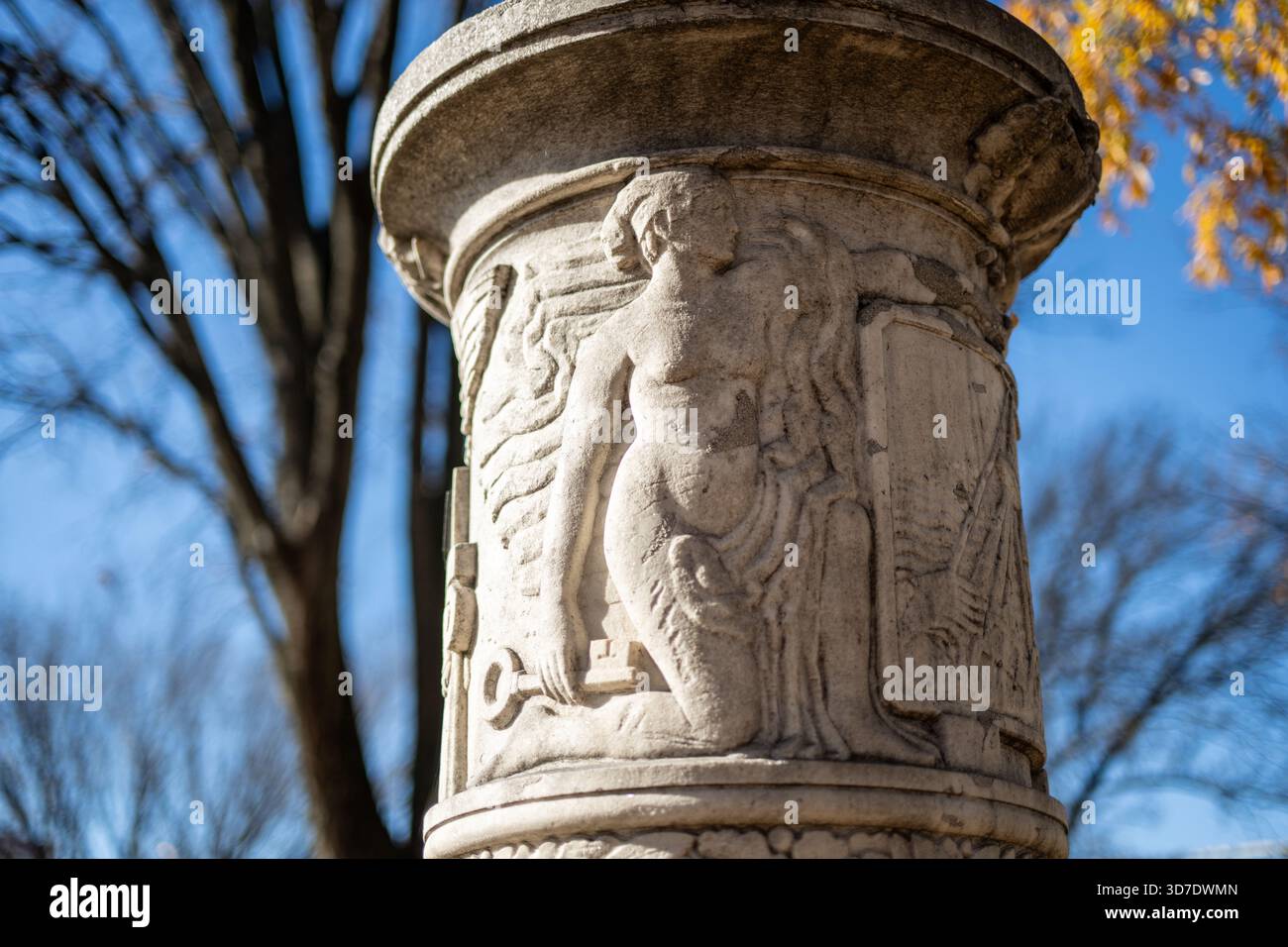 WASHINGTON DC – die Cuban Friendship Urn im East Potomac Park ist ein Granitdenkmal, das der dauerhaften Beziehung zwischen den Vereinigten Staaten und Kuba gewidmet ist. Komplizierte Reliefschnitzereien zieren die Urne, darunter eine allegorische Figur mit einem Schlüssel, die Havanna als „Schlüssel zum Golf“ symbolisiert. Die von Felix de Weldon gemalte Urne wurde 1929 vor dem berühmteren Iwo Jima Memorial des Bildhauers geweiht. Es liegt im malerischen East Potomac Park, einem künstlichen Inselpark am Potomac River. Der Park, der Anfang des 20. Jahrhunderts aus Baggermaterial geschaffen wurde, bietet Erholungsmöglichkeiten Stockfoto