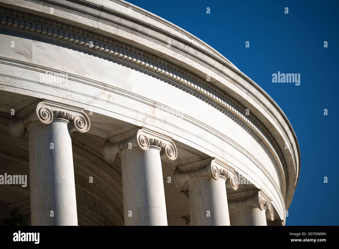 WASHINGTON DC – die ionischen Säulen und neoklassizistische architektonische Details des Jefferson Memorial sind in prominenter Form zu sehen. Dieses Denkmal ist Thomas Jefferson, dem dritten US-Präsidenten, gewidmet und ist ein Paradebeispiel neoklassizistischer Architektur. Die von John Russell Pope entworfene runde Kuppelstruktur ist vom Pantheon in Rom inspiriert. Das Denkmal ist aus weißem Imperial Danby Marmor aus Vermont gebaut. Es wurde 1943 eingeweiht und befindet sich im Tidal Basin, einem prominenten Wahrzeichen in der Hauptstadt des Landes. Stockfoto