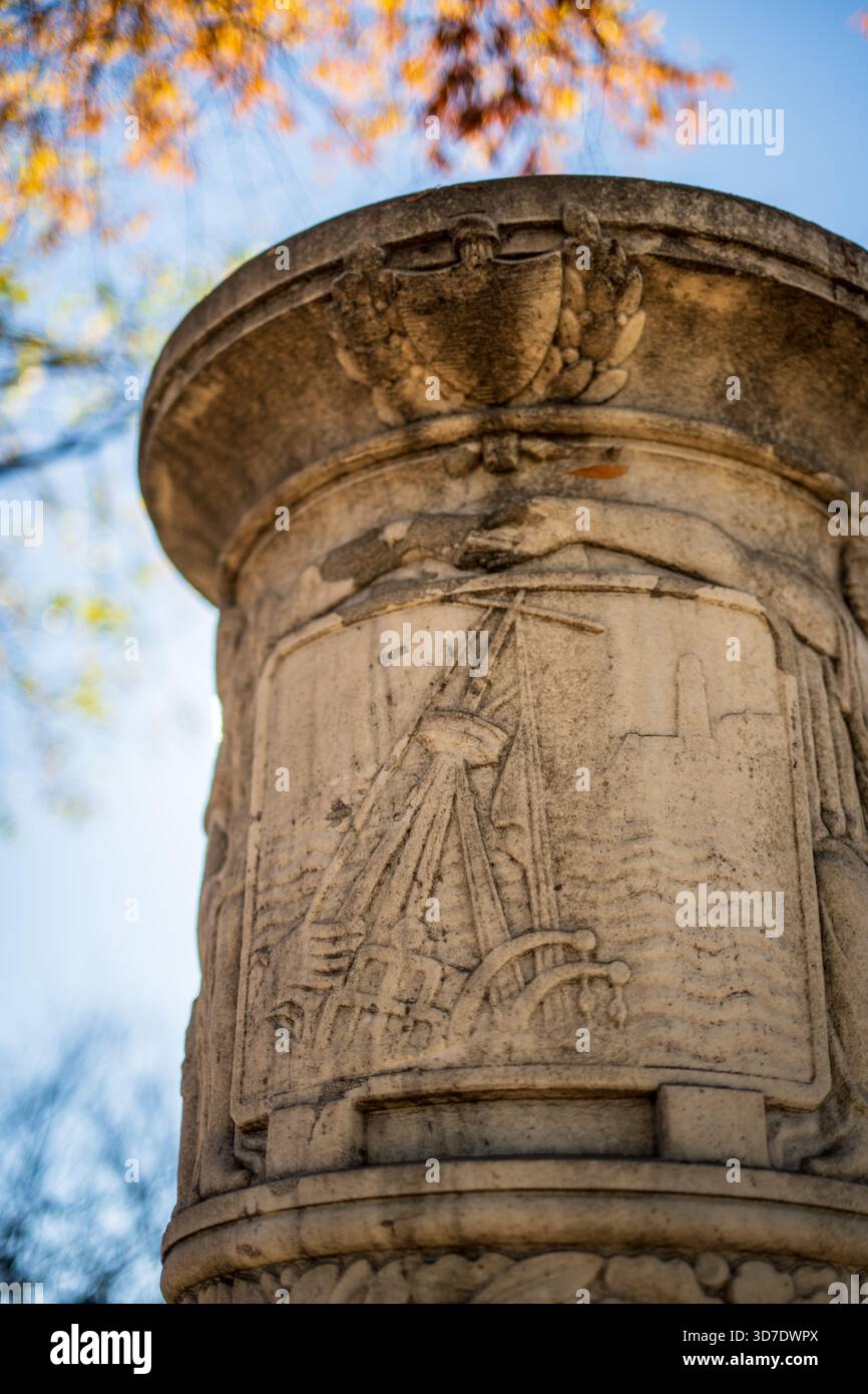 WASHINGTON D.C. – Eine detaillierte Schnitzerei eines Segelschiffes und eines Leuchtturms ist auf der Cuban Friendship Urn im East Potomac Park zu sehen. Dieses Marmormonument erinnert an die anhaltende Freundschaft zwischen den Vereinigten Staaten und Kuba. Es ehrt insbesondere Amerikaner, die während des Spanisch-Amerikanischen Krieges in Kuba starben, und Kubaner, die für die Unabhängigkeit von Spanien kämpften. Die 1928 geweihte Urne zeigt verschiedene Reliefs, die historische Ereignisse und Symbole darstellen. Das Monument befindet sich am Ohio Drive SW, im malerischen East Potomac Park. Stockfoto