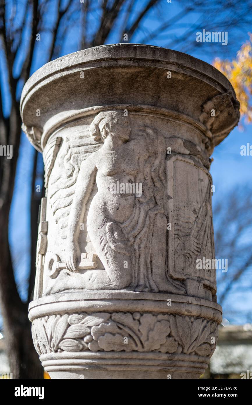 WASHINGTON DC – die Cuban Friendship Urn, ein Kalksteindenkmal im East Potomac Park, zeigt allegorische Schnitzereien, die die Freundschaft zwischen Kuba und den Vereinigten Staaten repräsentieren. Diese 1929 geweihte Urne war ein Geschenk der kubanischen Bevölkerung an die Vereinigten Staaten. Eine Seite der Urne zeigt eine klassische Figur mit einem Schlüssel, die Kubas strategische Position als Schlüssel zum Golf von Mexiko symbolisiert. Das Monument befindet sich im East Potomac Park, einem malerischen Gebiet entlang des Potomac River und des Tidal Basin. Stockfoto