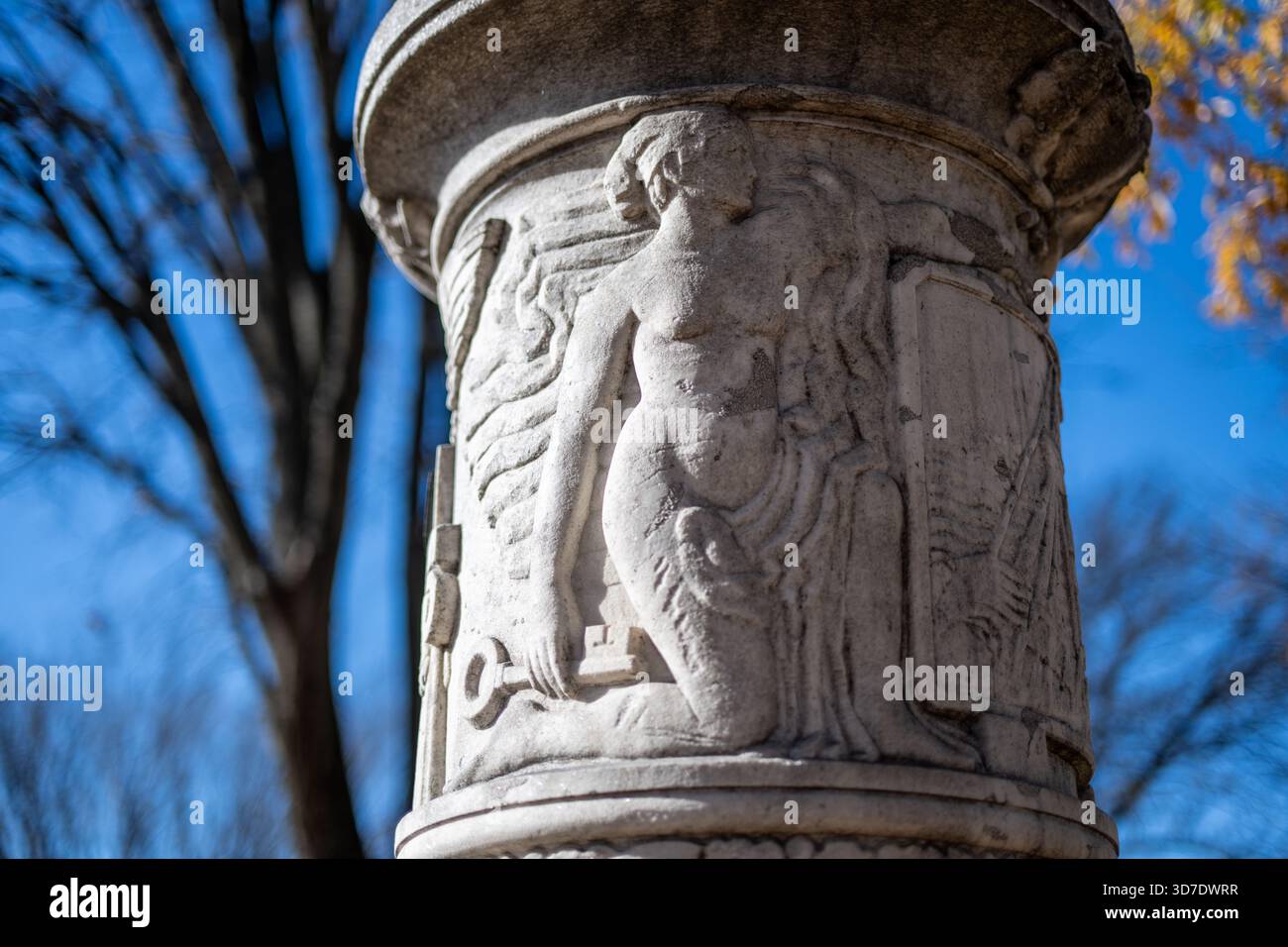 WASHINGTON DC – Aus nächster Nähe zeigt sich ein gemeißeltes Marmorrelief auf der Cuban Friendship Urn im East Potomac Park. Die Urne, ein Geschenk des kubanischen Volkes an die Vereinigten Staaten im Jahr 1929, symbolisiert die anhaltende Freundschaft zwischen den beiden Nationen. Dieses klassische Denkmal zeigt allegorische Figuren, darunter eine drapierte weibliche Figur mit einem Schlüssel, die Aspekte dieser internationalen Bindung repräsentiert. Die Urne aus Marmor ist ein bedeutendes historisches Geschenk, das vom National Park Service gepflegt wird. Es liegt im East Potomac Park, einem bekannten Erholungsgebiet entlang des Tidal Basin. Stockfoto