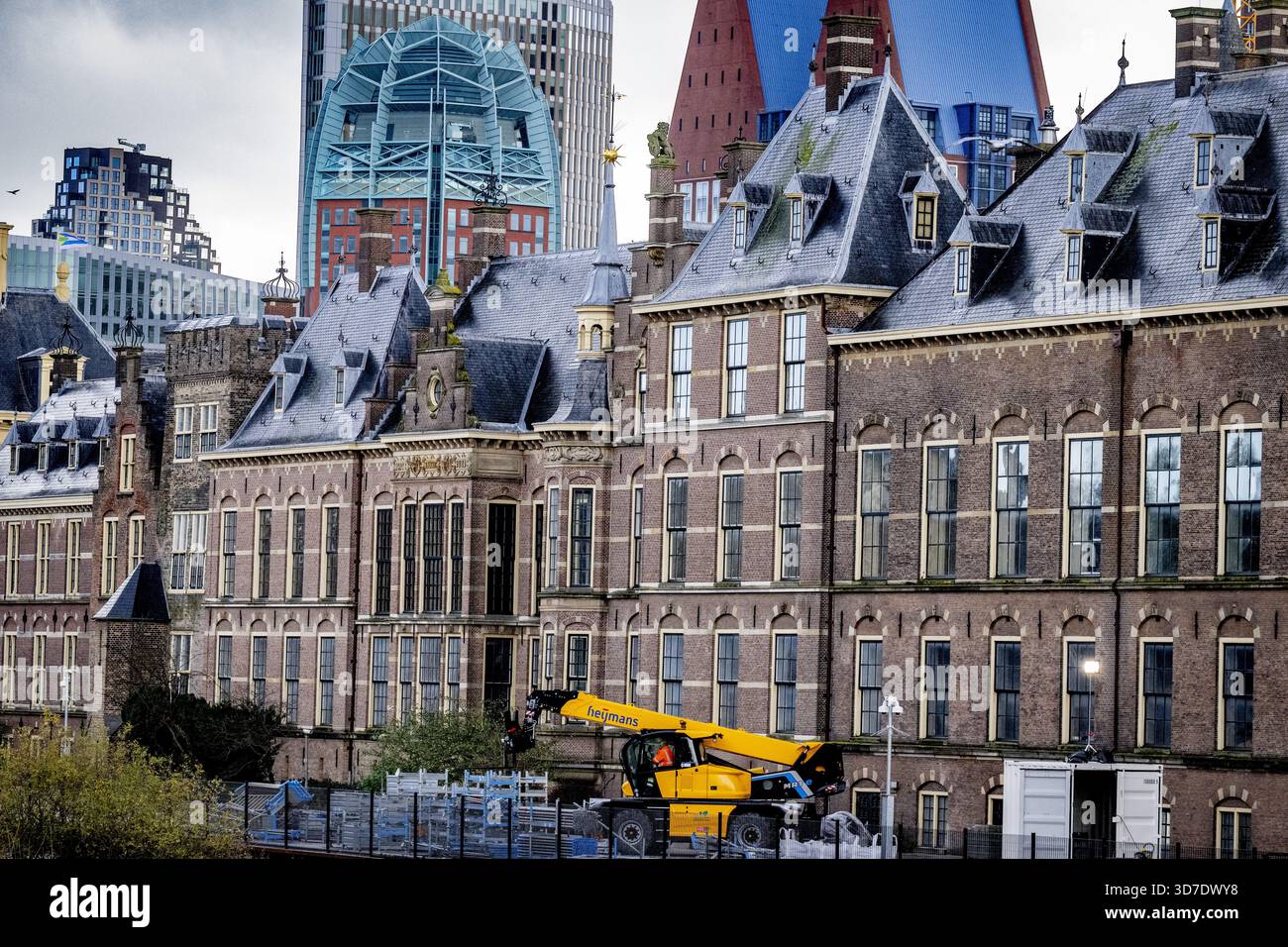 DEN HAAG - Renovierung des Binnenhof in den Haag. Der Binnenhof wird seit dem 1. Oktober 2021 renoviert. Ziel ist es, die Gebäude, einschließlich der Gebäude, die den Senat und das Repräsentantenhaus beherbergen, zukunftssicher zu machen. Die Renovierung des Binnenhof in den Haag wird wieder teurer. ANP /HOLLANDSE HOOGTE /ROBIN UTRECHT niederlande Out - belgien Out Stockfoto