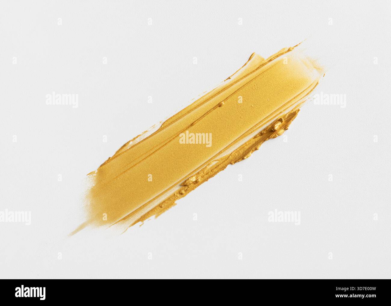 Goldener Farbpigmentabstrich auf weißem Hintergrund. Glänzende metallische Pinselstrichstruktur, geeignet für Kunstprojekte, Designelemente, kreative Hintergründe und Stockfoto
