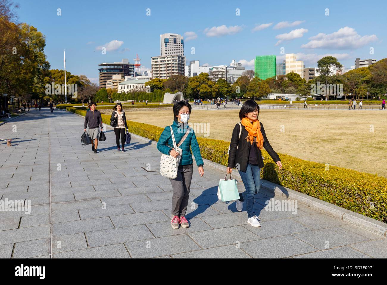 Menschen laufen durch den Memorial Park, Hiroshima, Japan Stockfoto