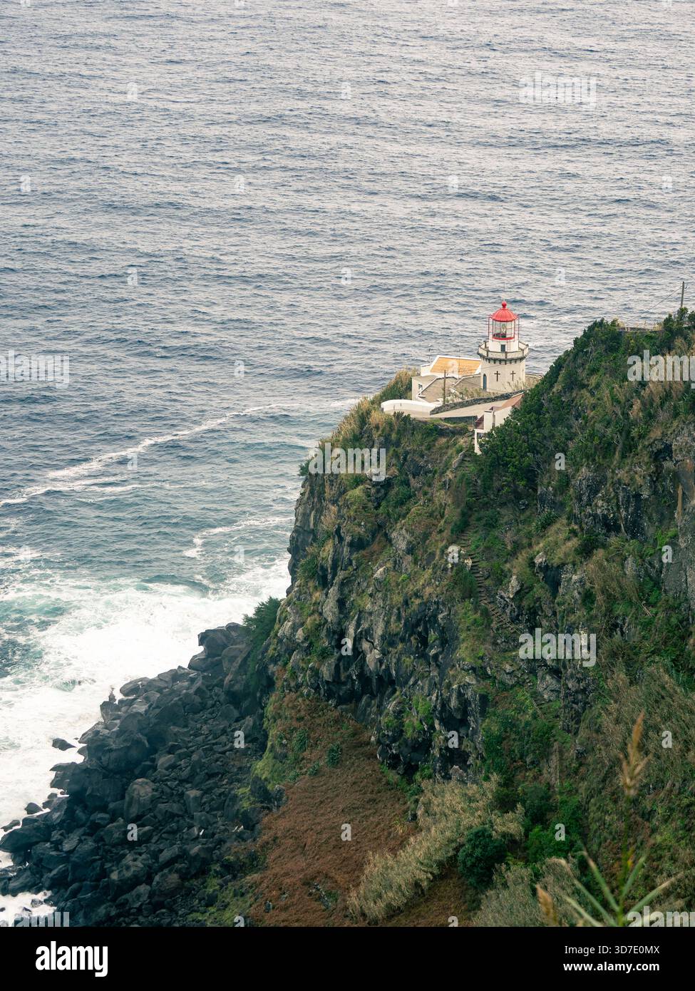 Historischer Leuchtturm Ponta do Arnel auf einer zerklüfteten Klippe über dem Atlantik auf der Insel São Miguel auf den Azoren. Ideal für Reisen, Landschaft oder märz Stockfoto