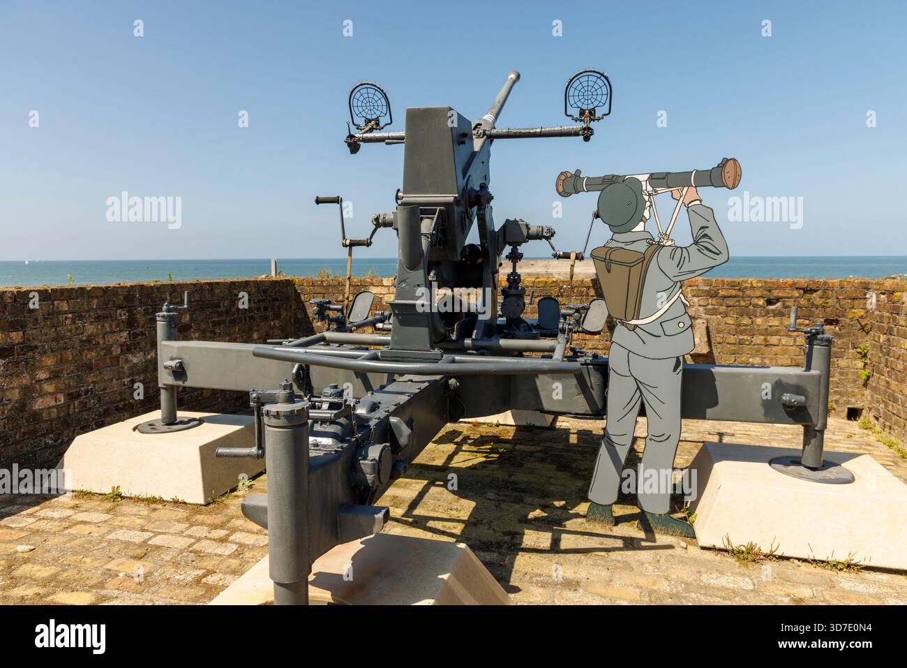 Waffenplatzierung mit Modellausschnitt eines Soldaten mit Rangausrüstungen, Atlantic Wall Museum, Ostende, Belgien Stockfoto
