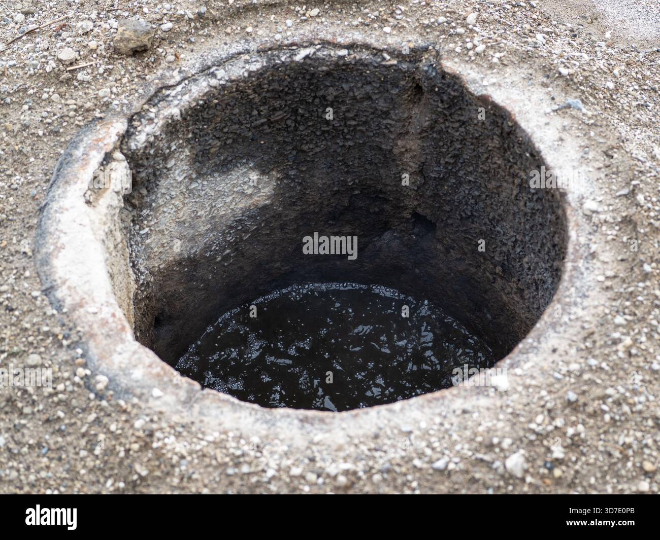 Traditionelle geothermische Kochgrube in Furnas, São Miguel, Azoren. Wird zum langsamen Kochen des berühmten Cozido-Eintopfs in vulkanischem Boden verwendet. Authentische kulturelle Kultur Stockfoto