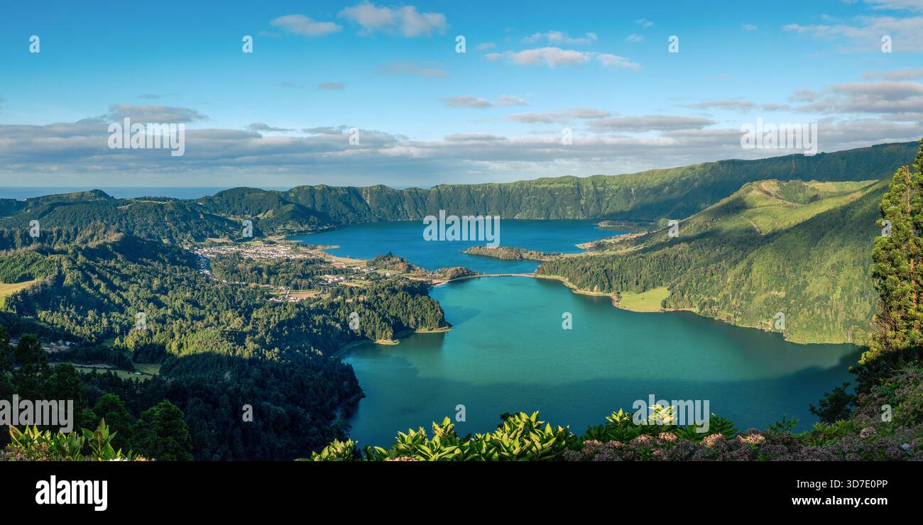 Panoramablick auf die zwei Kraterseen Lagoa das Sete Cidades auf der Insel São Miguel auf den Azoren. Eine dramatische vulkanische Caldera mit üppigen grünen Hügeln und Stockfoto
