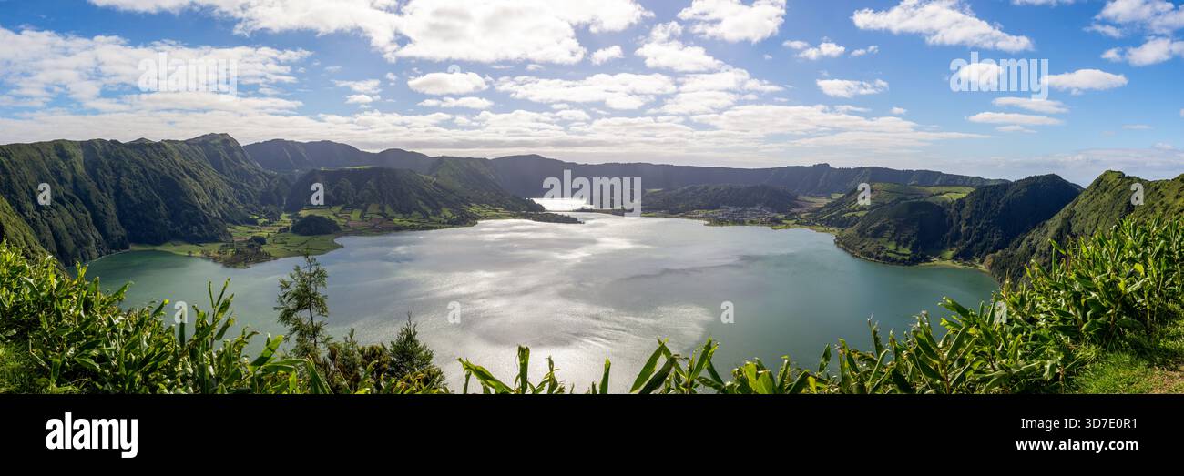 Weitläufiger Panoramablick auf die zwei Kraterseen von Sete Cidades in São Miguel, Azoren. Vulkanische Caldera mit üppig grünen Klippen und reflektierendem Wasser Stockfoto