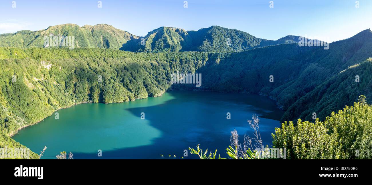 Die Lagoa de Santiago ist ein vulkanischer Kratersee auf der Insel São Miguel auf den Azoren, umgeben von dichtem Wald und steilen Klippen. Ein friedlicher Naturort, ideal für Stockfoto