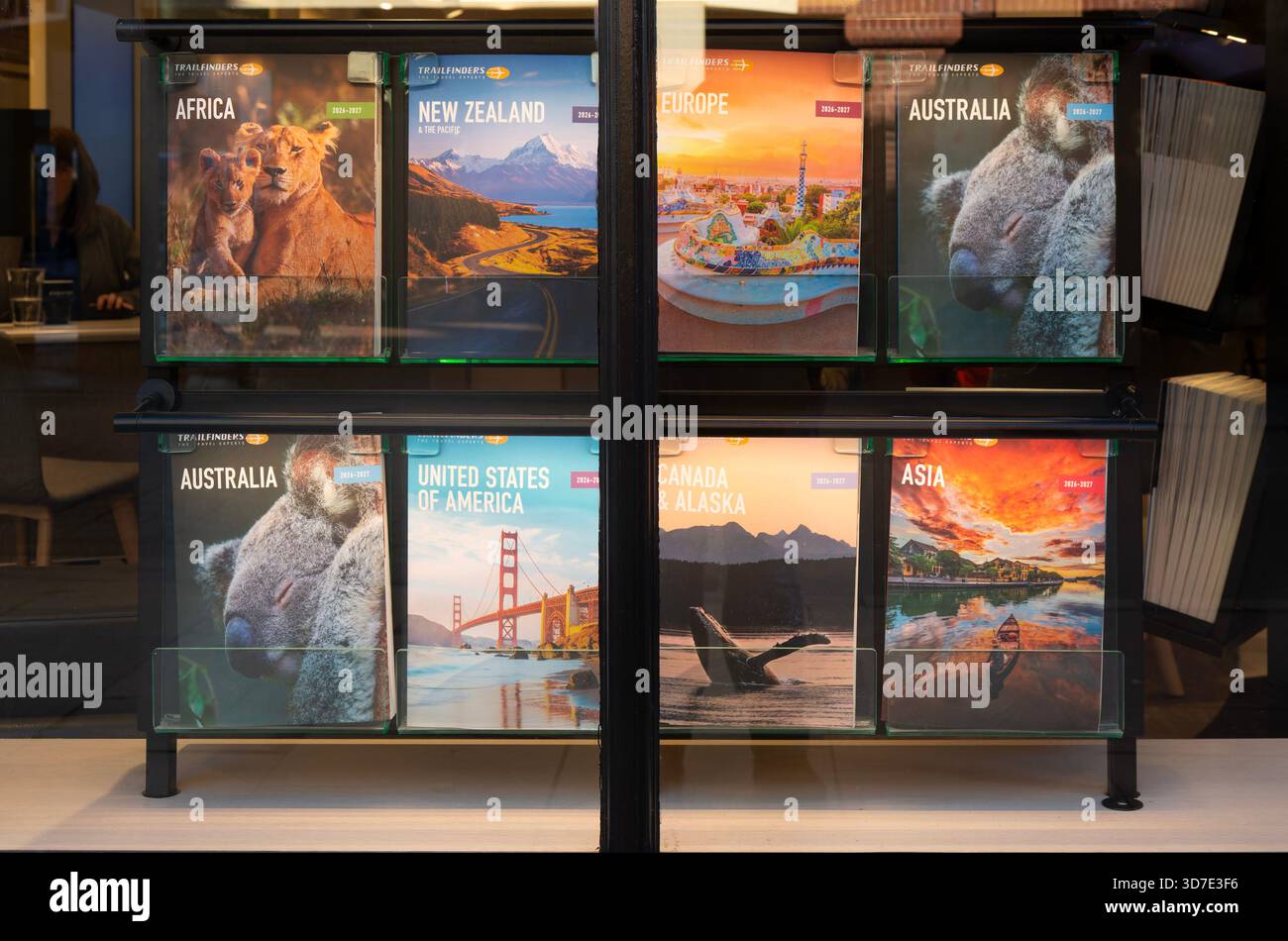 Plakate für Reisebüros von Trailfinders, Exeter City Centre, Devon, England, UK Stockfoto