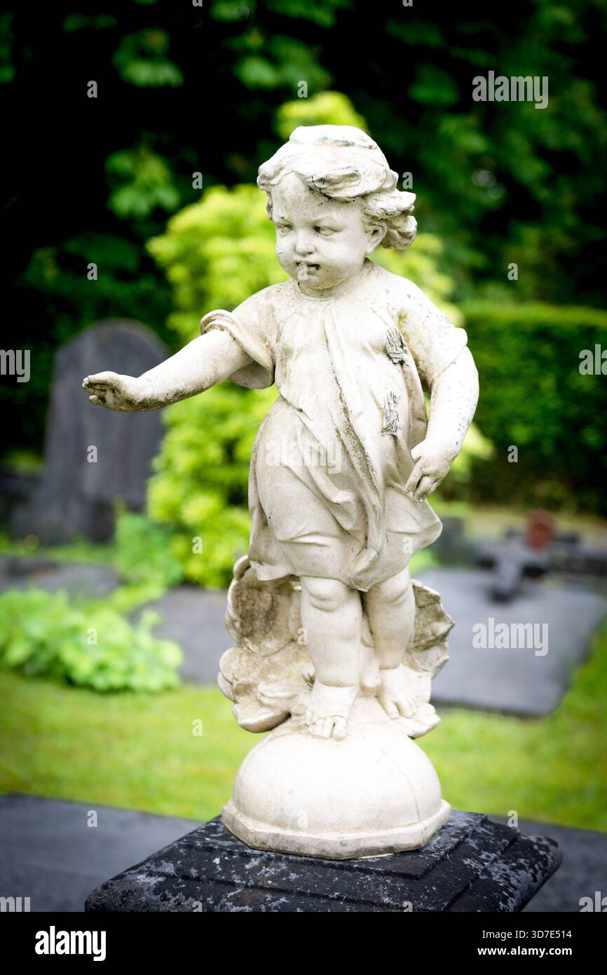 Steinengel-Kind-Statue auf dem Grabdenkmal auf dem Friedhof Stockfoto
