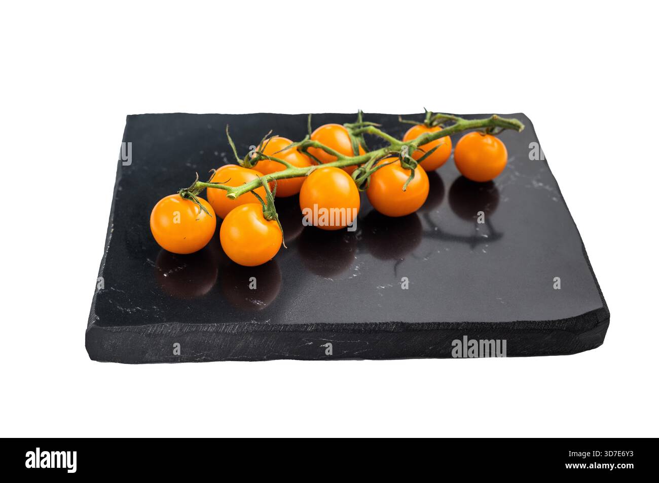Frische kleine gelbe Kirschtomaten-Sortiment, Mini-Bio-Cocktail-Tomatenmischung isoliert auf weißem Hintergrund. Draufsicht. Stockfoto