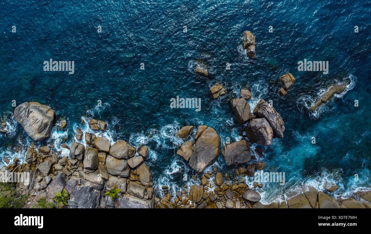 Tropische Hügel mit Blick auf eine abgeschiedene Bucht und Rocky Shore Stockfoto