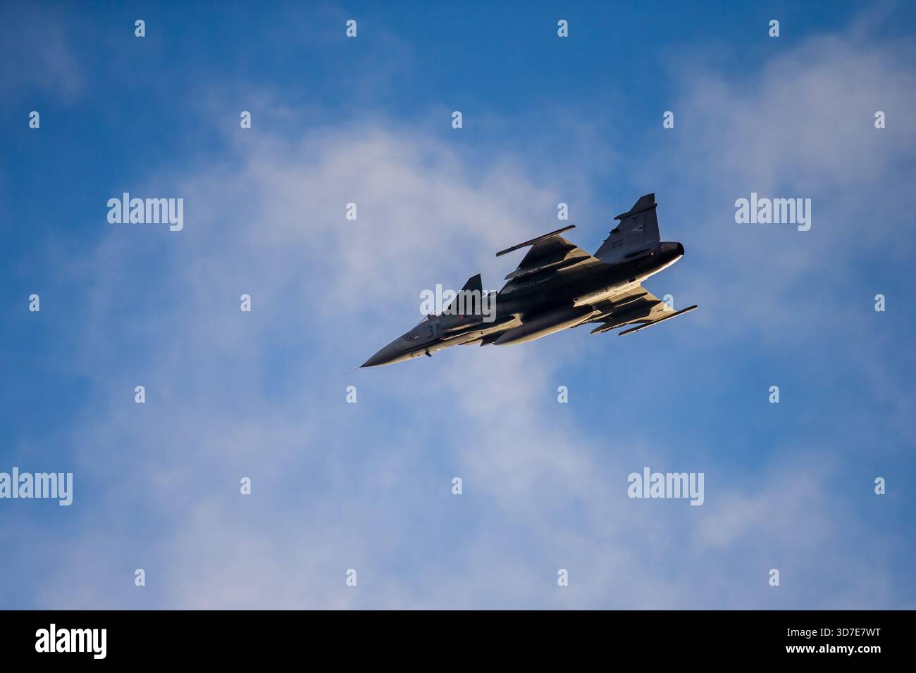 NATO-Mehrzweck-Kampfflugzeug, das taktische Bewegungen mit sichtbaren Waffenschienen, aerodynamischer Delta-Flügelstruktur und kampfbereiter Konfiguration sup durchführt Stockfoto
