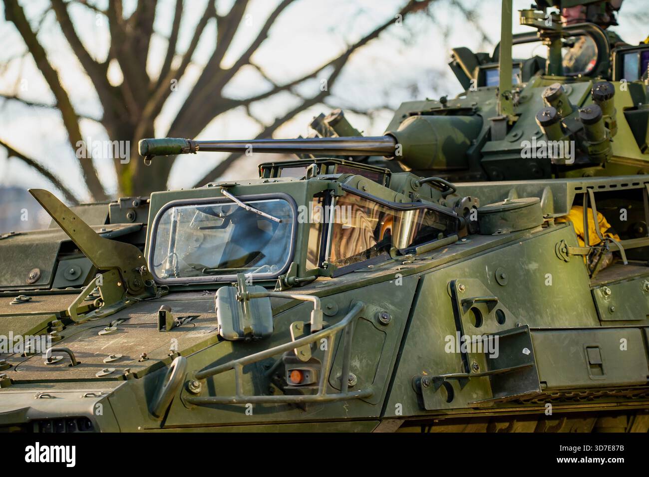 NATO-gepanzertes Kampffahrzeug mit verstärktem Turm und Vorwärtswaffensystem, das die Bodenstärke der Allianz und die militärische Schutzhaltung unterstreicht Stockfoto