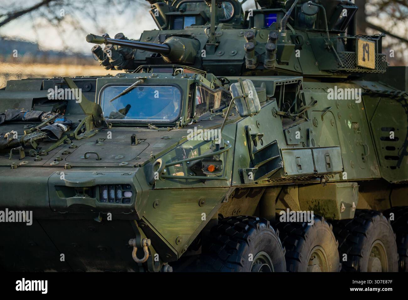 NATO-gepanzertes Kampffahrzeug mit Waffensystemen mit Geschütztürmen, die die Landmacht der Allianz und strategische Mobilität darstellen, die für Abschreckung und Geopol unerlässlich sind Stockfoto