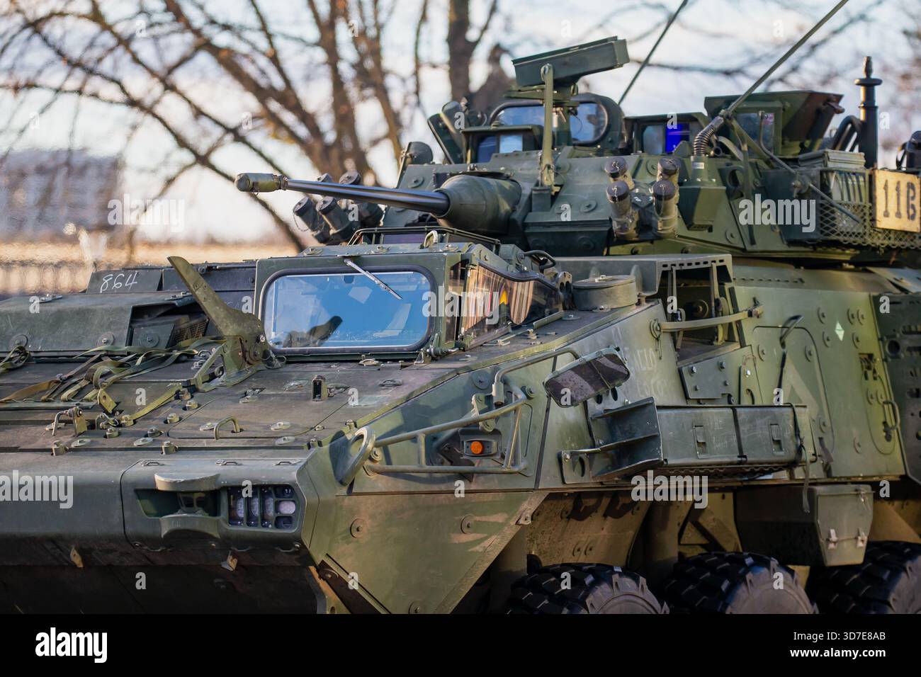 Fortschrittliches gepanzertes NATO-Fahrzeug mit integrierten Kampfsystemen und schützenden Außenelementen, die die Widerstandsfähigkeit der Allianz und die kollektive Verteidigung symbolisieren Stockfoto