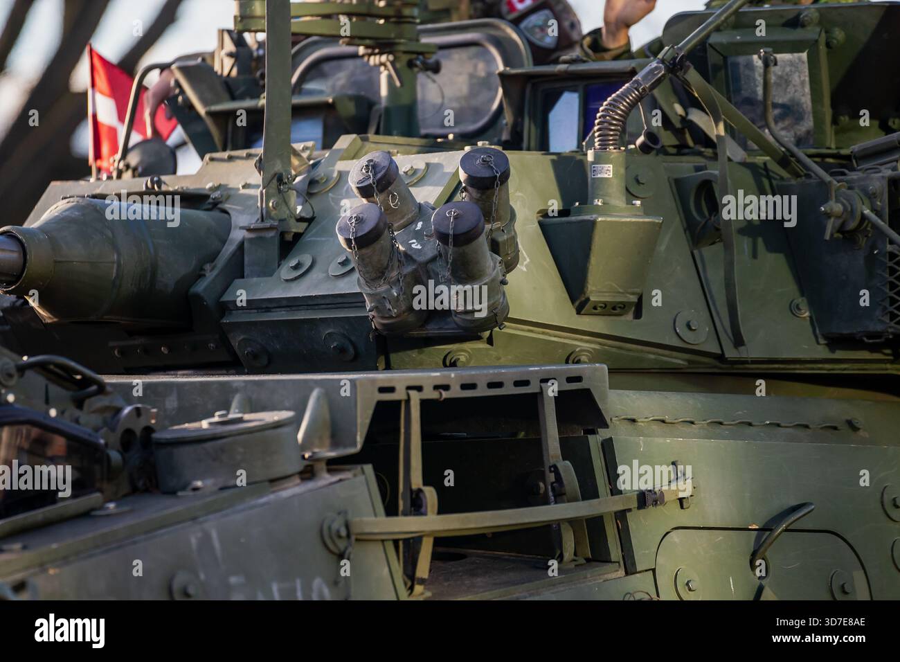 Schwer gepanzerte NATO-Multifunktionskampfplattform mit verstärktem Rumpf und vorderer Waffenstation, die die alliierte Verteidigungskraft im modernen Geo hervorhebt Stockfoto