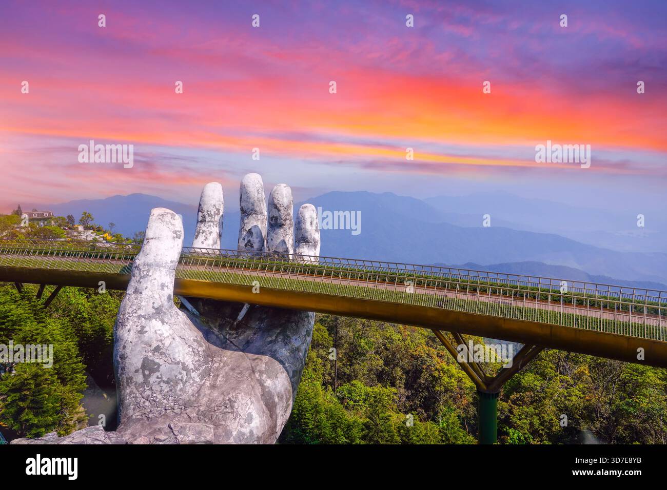 Berühmte Touristenattraktion im tropischen Dschungel in den Wäldern - leere linke Brücke. Stockfoto