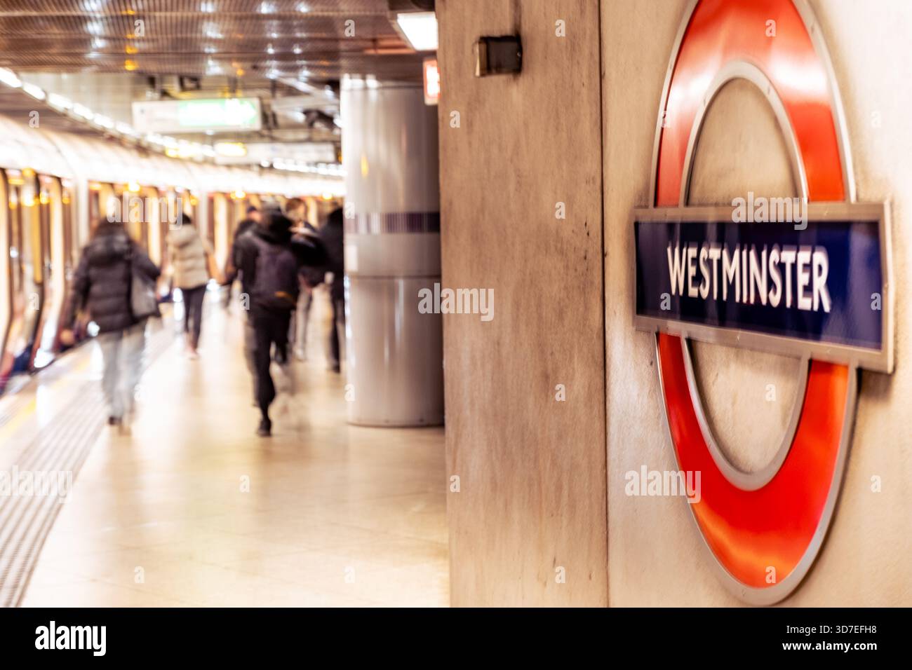 LONDON - 29. OKTOBER 2025: U-Bahnstation Westminster – Bahnsteig District/Circle/Jubilee Line mit berühmtem Rundgang Stockfoto