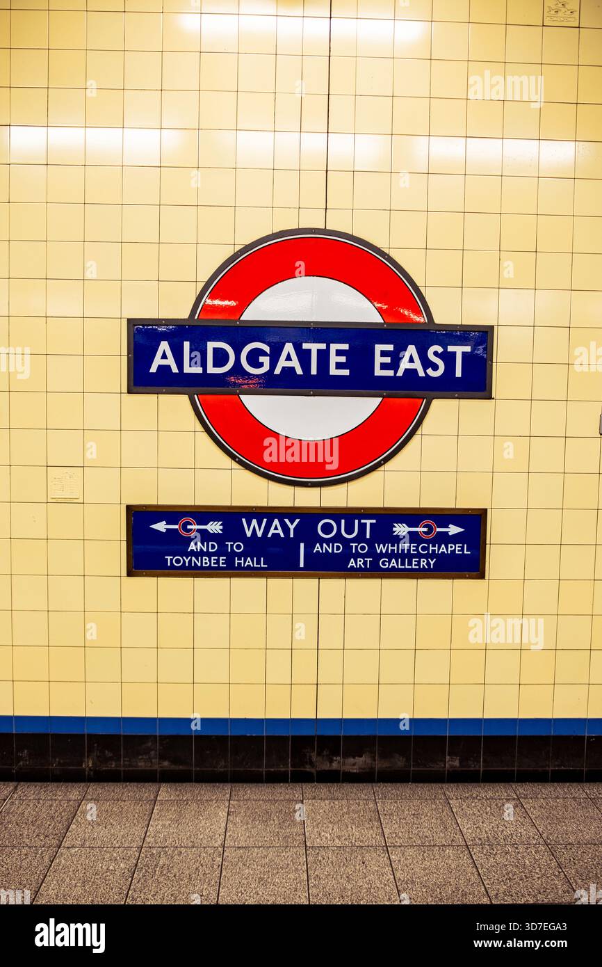 LONDON-29. OKTOBER 2025: U-Bahnstation Aldgate East – Bahnsteig District & Hammersmith & City Line Stockfoto