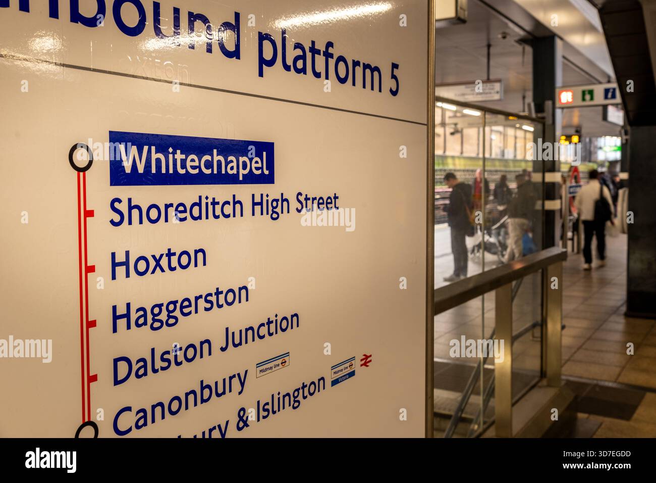 LONDON – 29. OKTOBER 2025: U-Bahnstation Whitechapel – East bound District & Hammersmith & City Line, Bahnsteig 5, Beschilderung Stockfoto