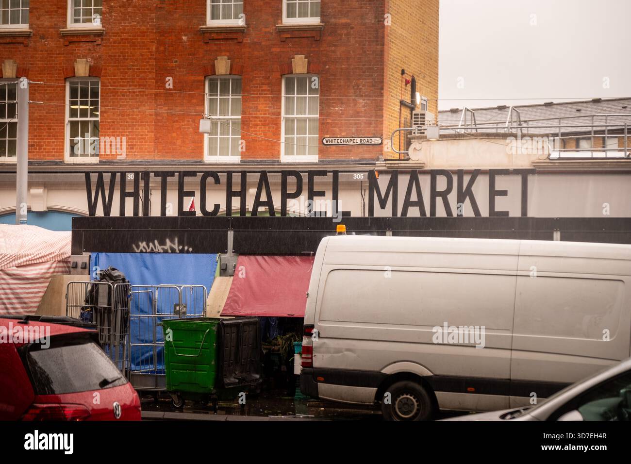 LONDON – 29. OKTOBER 2025: Whitechapel Market, Whitechapel Road – traditioneller East London Street Market an einem regnerischen Herbsttag Stockfoto
