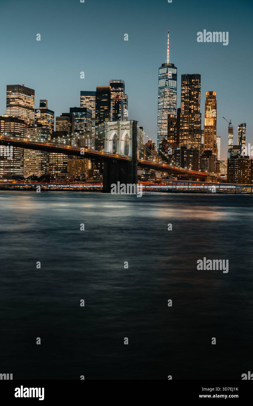 Blick auf die Manhattan Bridge bei Nacht mit der Skyline im Hintergrund Stockfoto