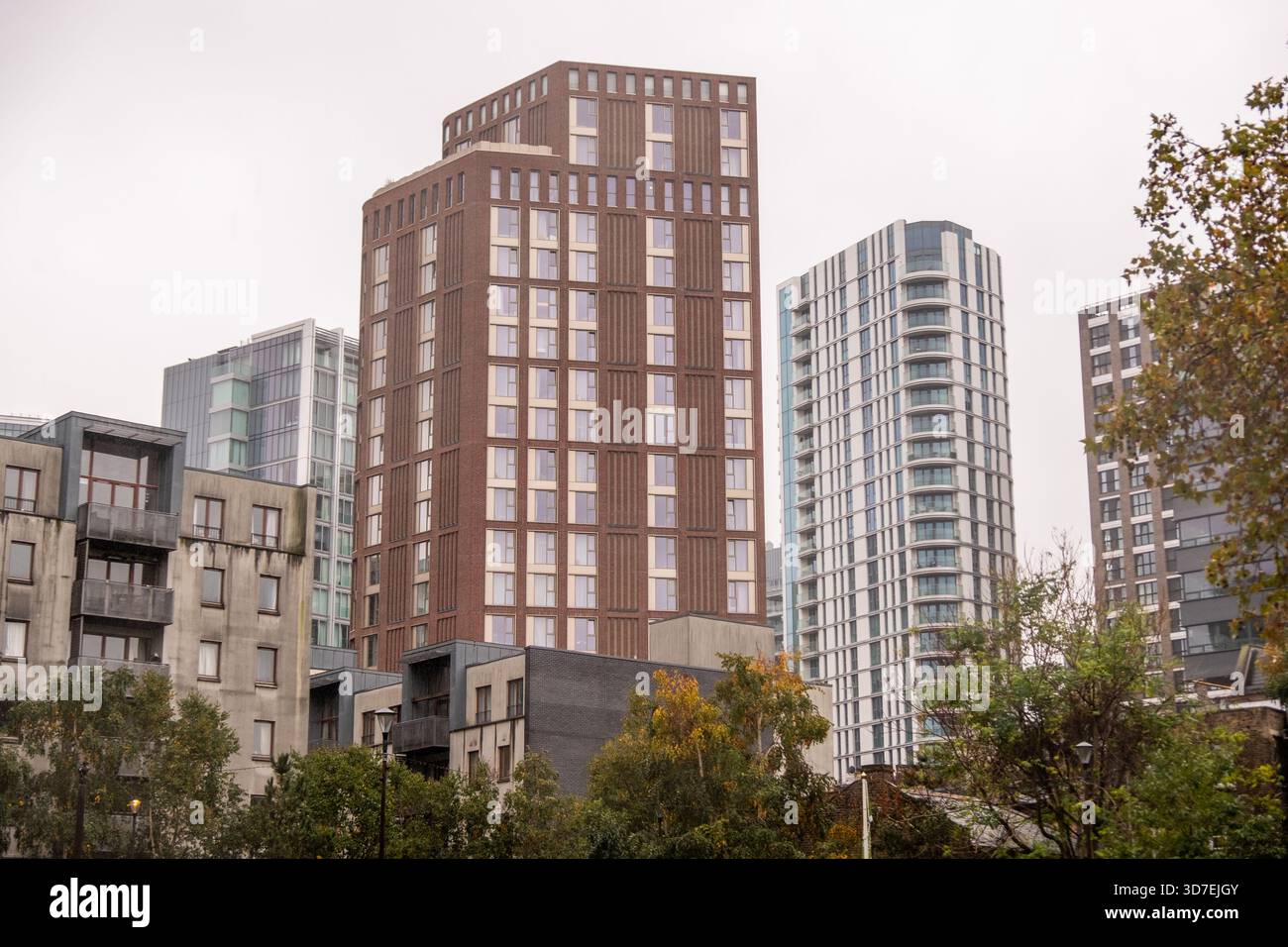 LONDON – 29. OKTOBER 2025: Aldgate E1 – moderne Hochhäuser an bewölkten Herbsttagen Stockfoto