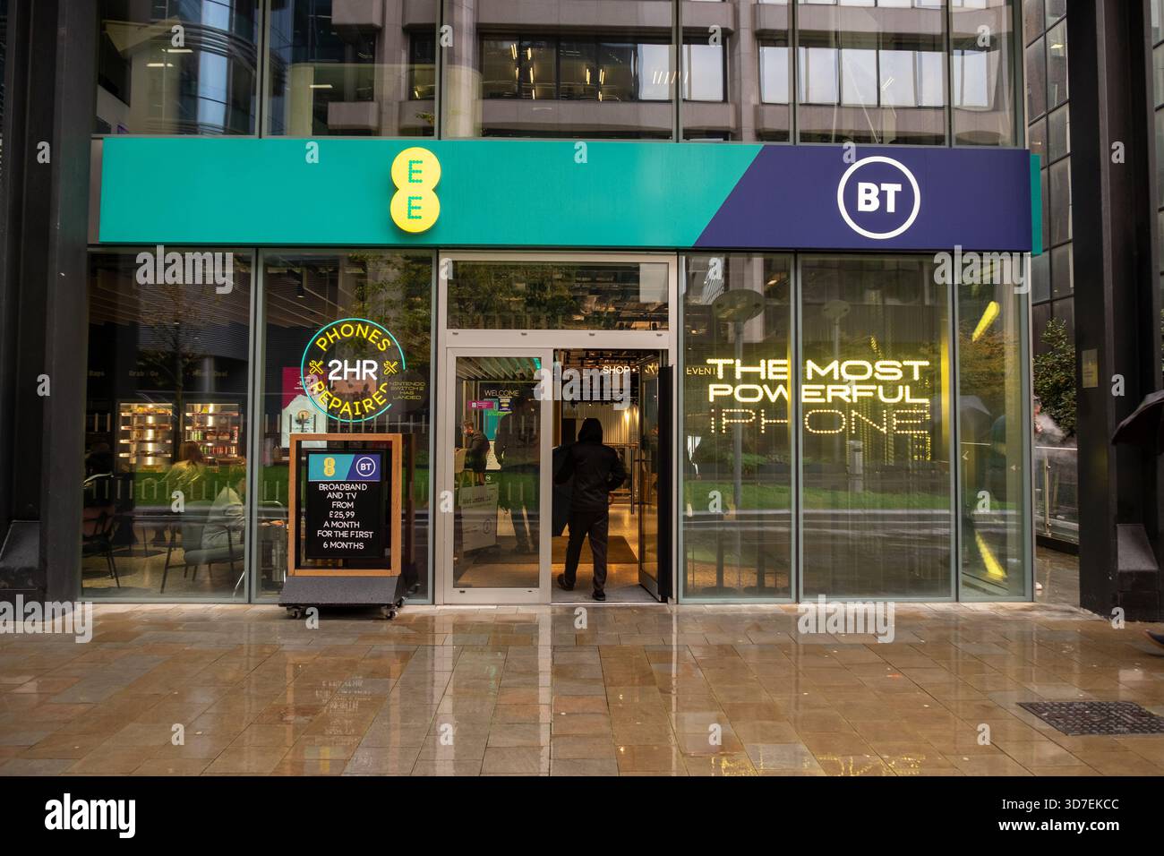 LONDON – 02. DEZEMBER 2025: Ein Eingang für die Einzelhandelsgeschäfte von Braham E1 – EE und BT am Hauptsitz der BT Group in der Braham Street Stockfoto