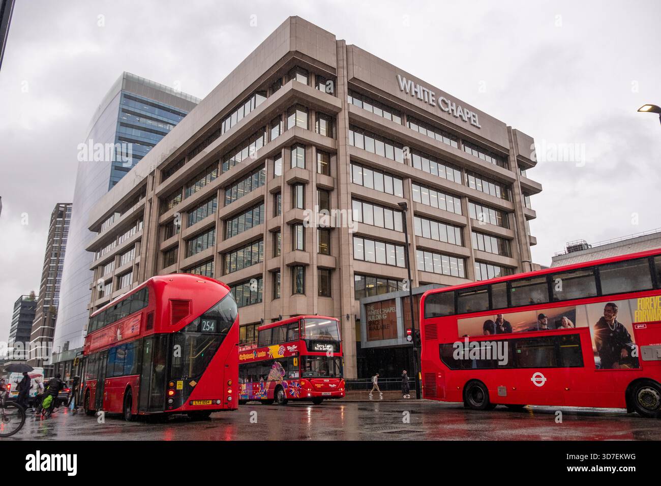 LONDON - 29. OKTOBER 2025: Whitechapel - Whitechapel Building mit roten Doppeldeckerbussen an regnerischen Tagen Stockfoto