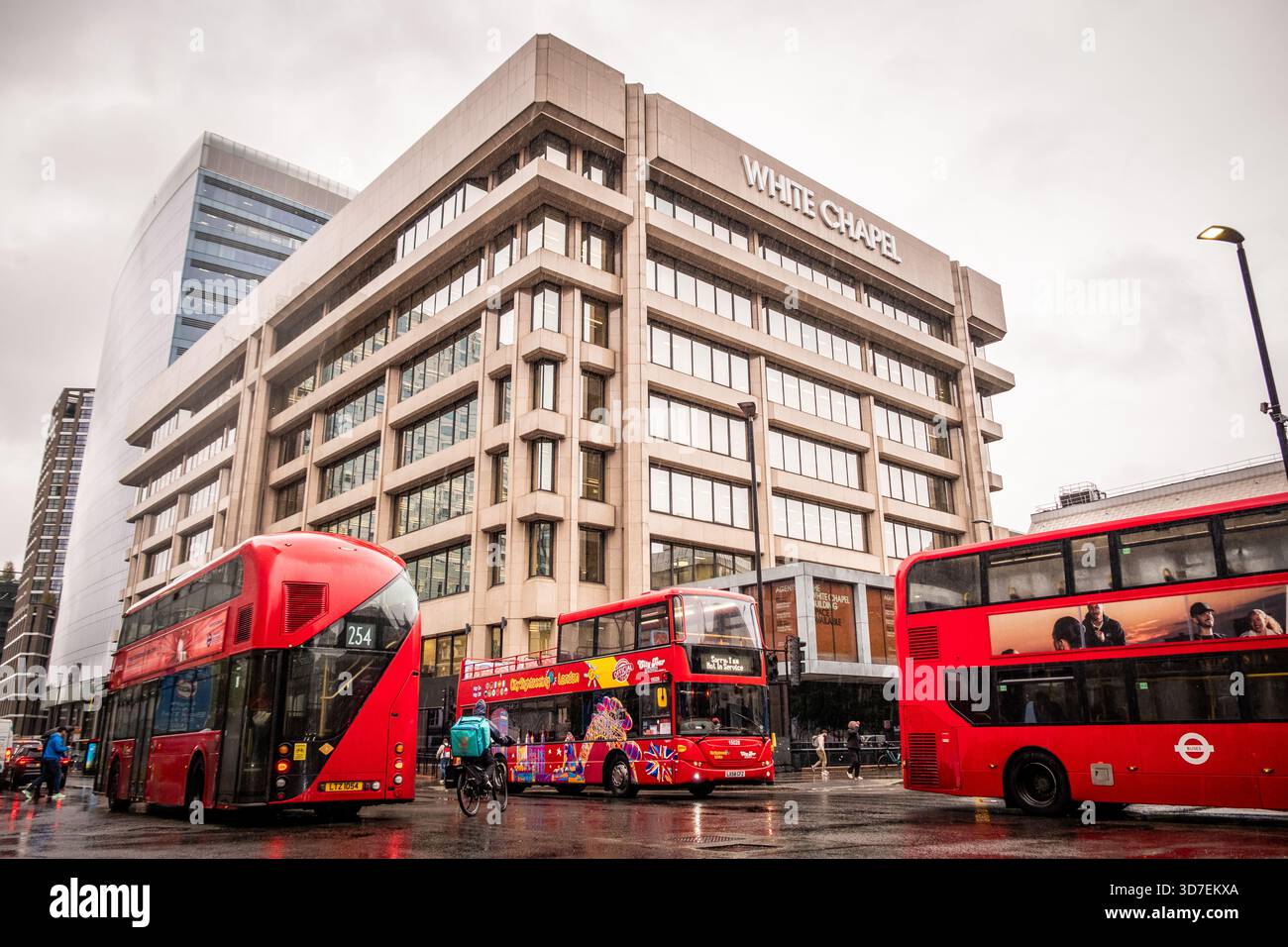 LONDON - 29. OKTOBER 2025: Whitechapel - Whitechapel Building mit roten Doppeldeckerbussen an regnerischen Tagen Stockfoto