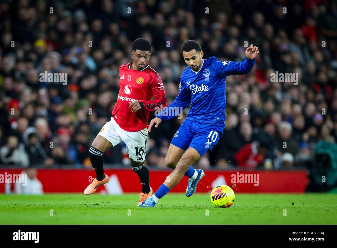 Manchester, Großbritannien. November 2025. Everton-Mittelfeldspieler Iliman Ndiaye (10) kämpft am 24. November 2025 gegen Manchester United-Mittelfeldspieler Amad Diallo (16) während des Spiels Manchester United gegen Everton Premier League in Old Trafford, Manchester, England Credit: Phil Duncan/Every Second Media Credit: Every Second Media/Alamy Live News Stockfoto